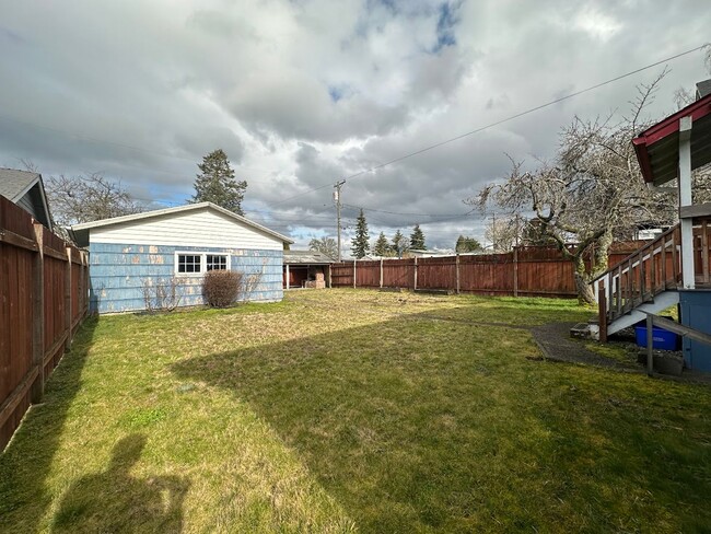 Building Photo - North Tacoma 2 Bedroom with Garage and out...