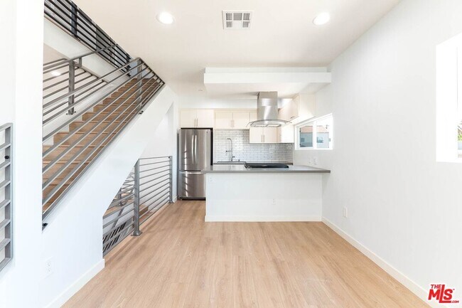 Foto del edificio - 756 N Ridgewood Pl