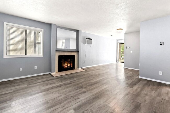 Building Photo - Updated Apartment with Community Pool!