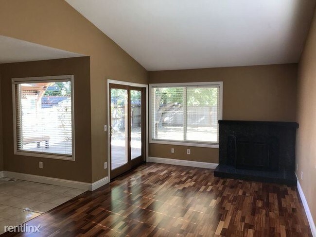 Building Photo - 3 br, 2.5 bath House - 2291 Truckee Dr