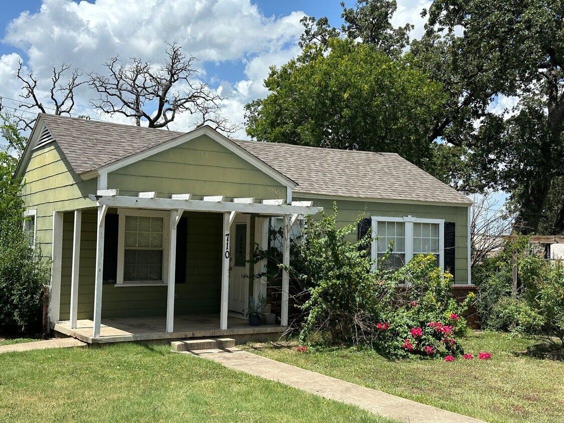 Foto principal - Bryan - 2 bedroom / 1 bath house / back & ...