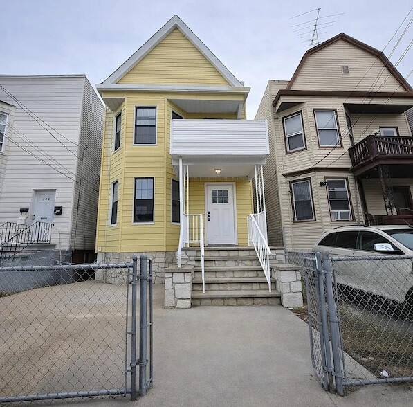 Building Photo - 144 Stevens Ave