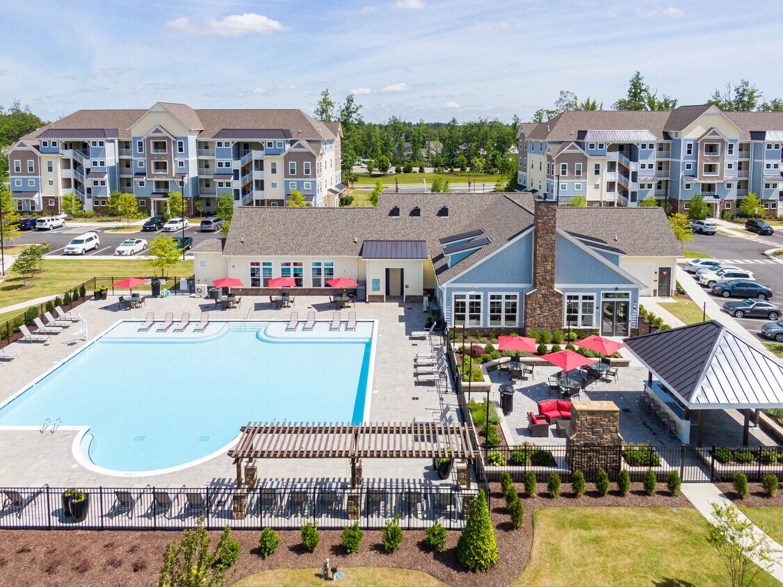 Glenmoor Oaks 18101 Golden Bear Trace Moseley, VA Apartments for