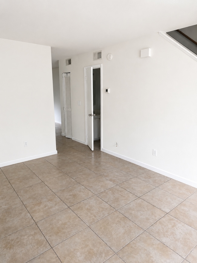 Building Photo - 142B
