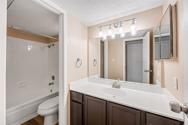 Foto del edificio - 6701 Sands Point Dr