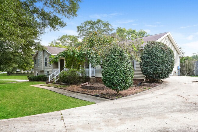 Building Photo - 35 Knights Cir