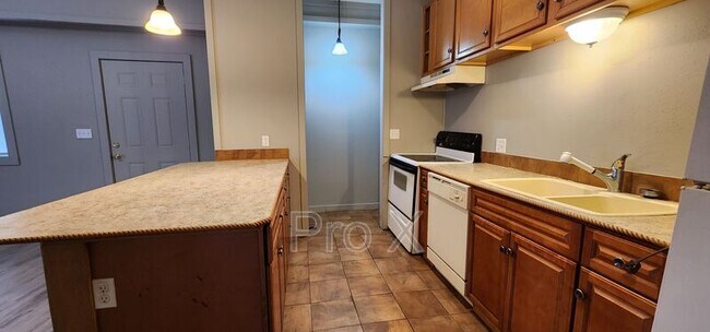 Building Photo - 901 S Sergeant Ave