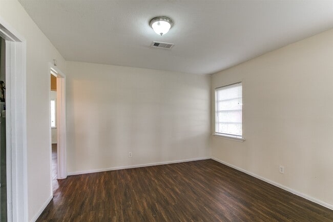 Building Photo - 1417 Jennifer Ln