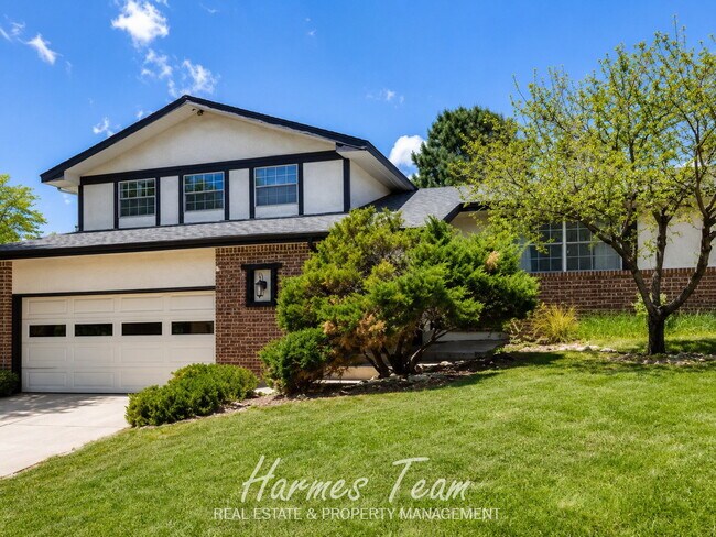 Foto del edificio - Spacious 5-Bedroom Home with Large Fenced Backyard