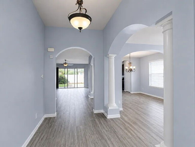 Building Photo - Welcome to this beautifully maintained home in the highly sought-after Creekwood neighborhood, wh...