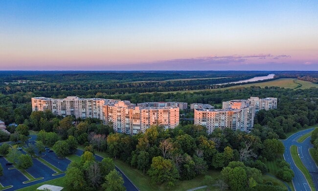 Building Photo - 2 Bed+Library 2 Bath Condo With Endless Wo...