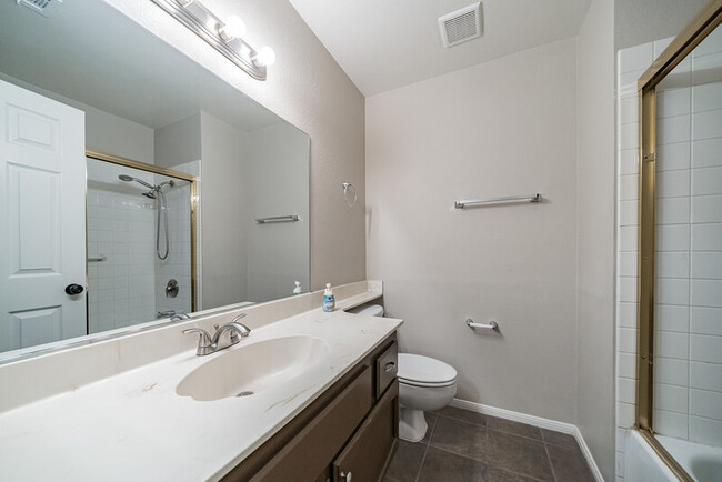 Building Photo - 3605 N Torrey Pines Dr