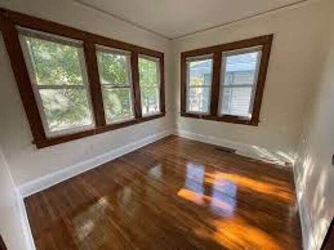 Building Photo - Huge 6 Bed with 2 Bonus Rooms for Den/Offi...