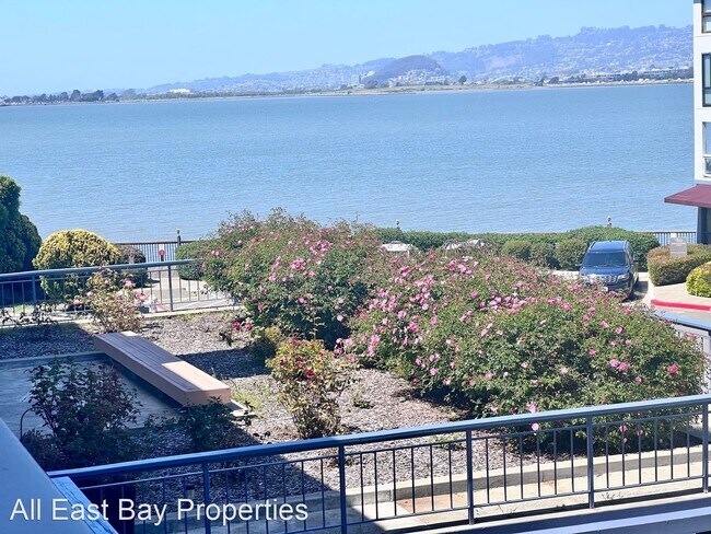 Building Photo - 1 br, 1 bath House - 7 Commodore Dr. #363