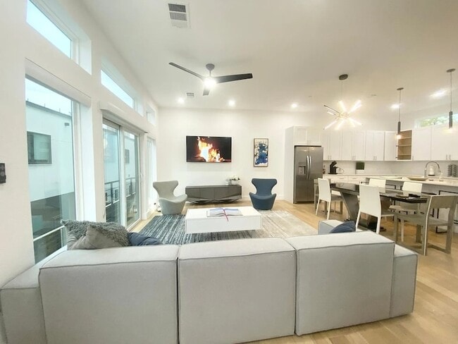 Building Photo - 4223 Delano Pl