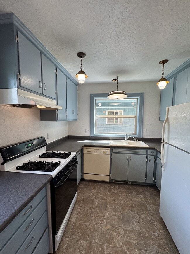 Foto del edificio - 3 Bed, 1.5 Bath overlooking the Rose Garden and Willamette River bike path in Whiteaker