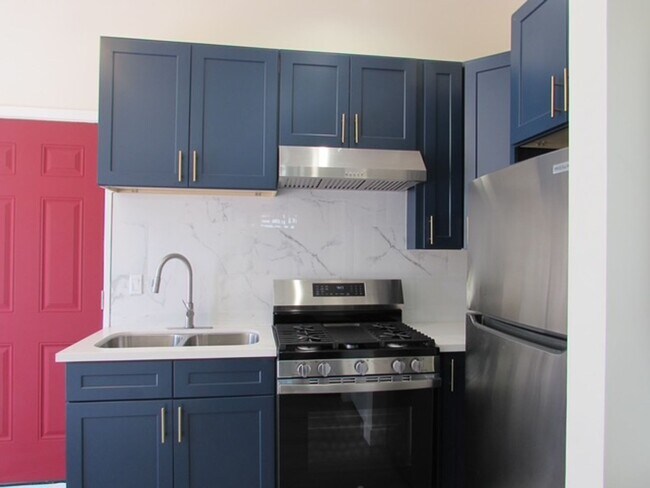 Foto del edificio - Jr ADU-1 bedroom 320sq ft Washer/Dryer/Refrigerator--Gated parking