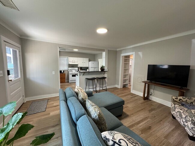 Foto del edificio - Charming 3-Bedroom Cottage in Normaltown – Prime Athens Location