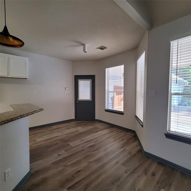 Building Photo - 18411 Autumn Park Dr