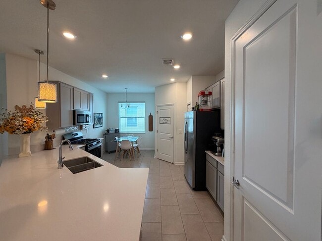 Foto del edificio - 9502 Revere Ave