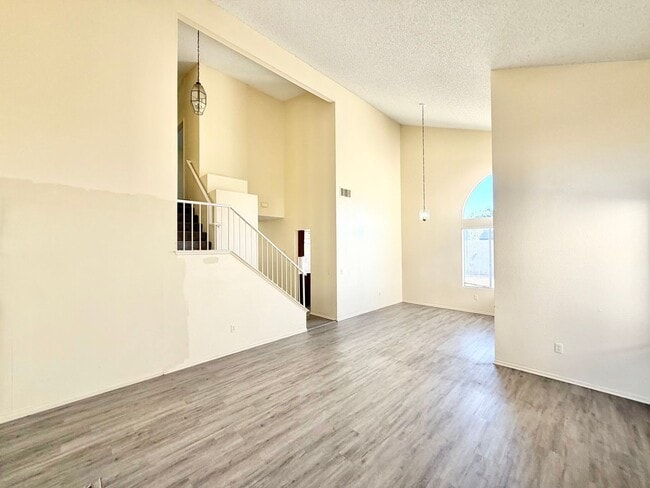 Building Photo - 4 Bedrooms, 3 Bathrooms & a Primary Suite with 2 Walk-In Closets