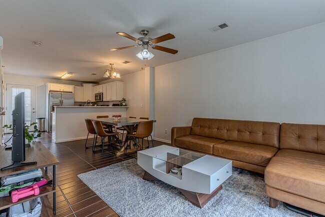 Foto del edificio - 2305 S Greenwood Dr