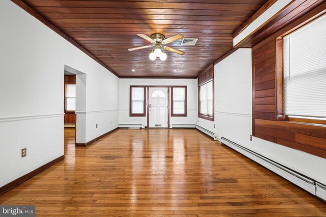 Building Photo - 2206 S Fern St