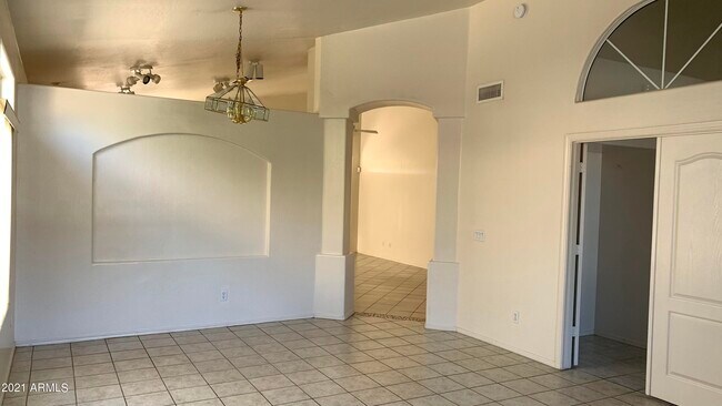 Foto del edificio - 13757 W Vernon Ave