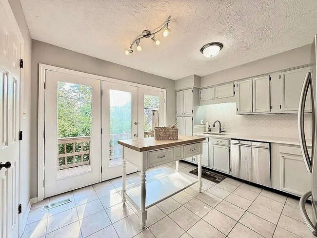 Building Photo - 4013 Heather Ct NW