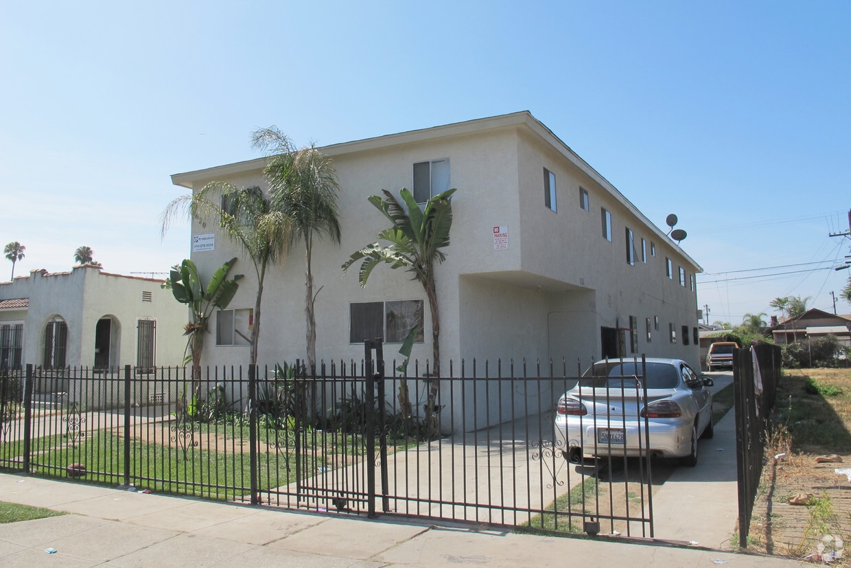Building Photo - 620 W 84th St
