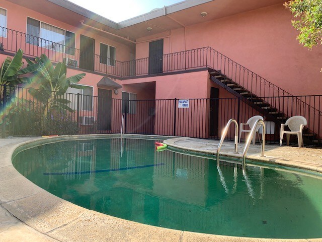 PISCINA - 14011 Sherman Way