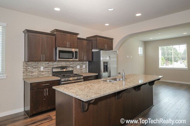 Foto del edificio - Outstanding 3BD + Den/Office Home at 45 Ce...