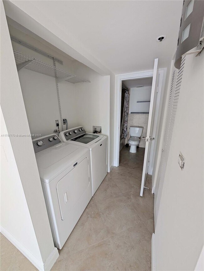 Foto del edificio - 7601 E Treasure Dr