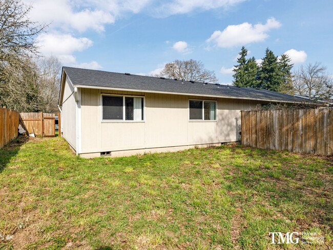 Building Photo - Charming 2BD/1BA Duplex Near Vancouver Mal...