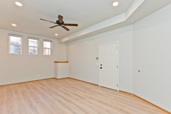 Foto del edificio - 1547 W Augusta Blvd