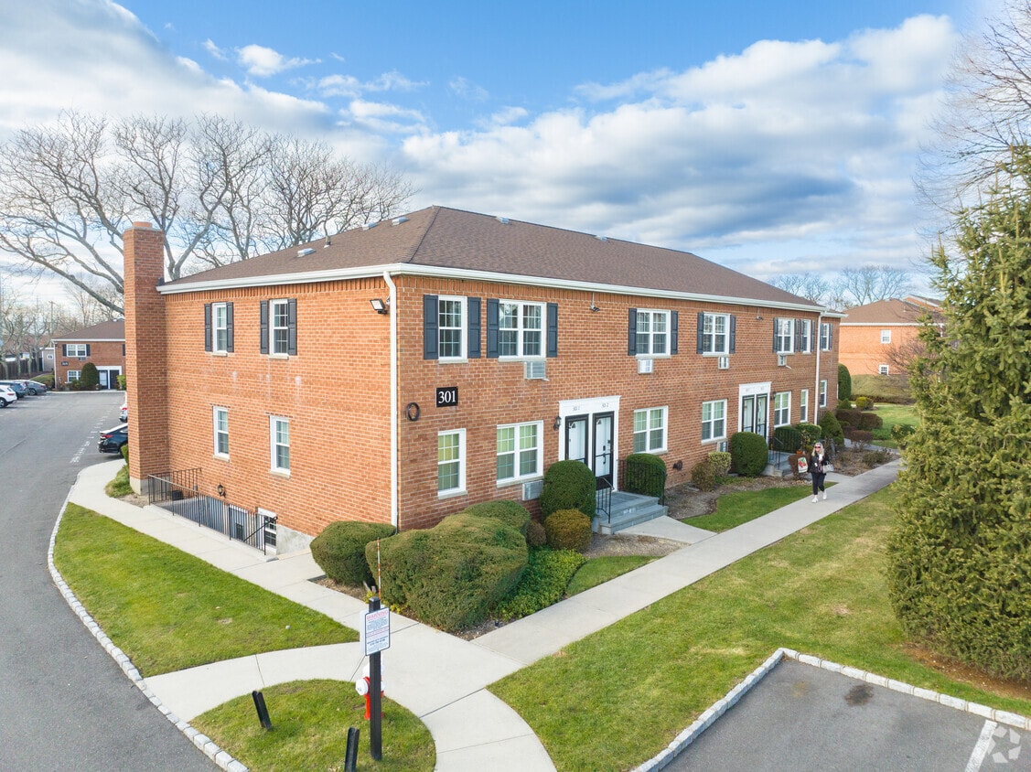 Crescent Woods Apartments in Bethpage, NY