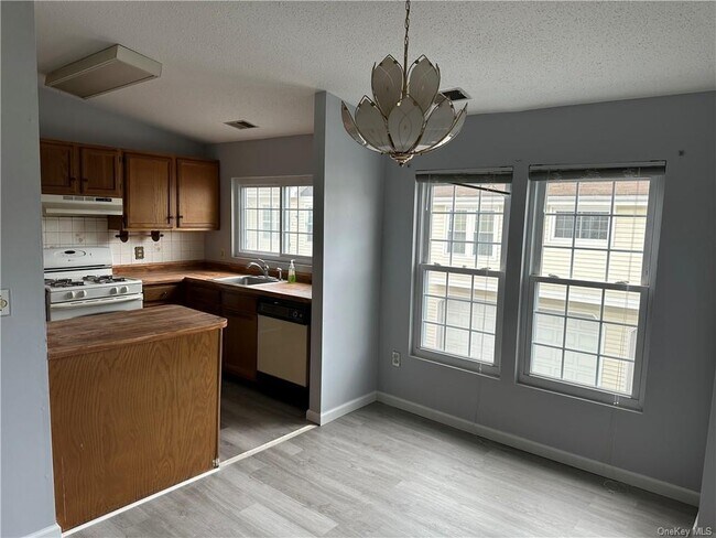 Foto del edificio - 1112 Whispering Hills Dr