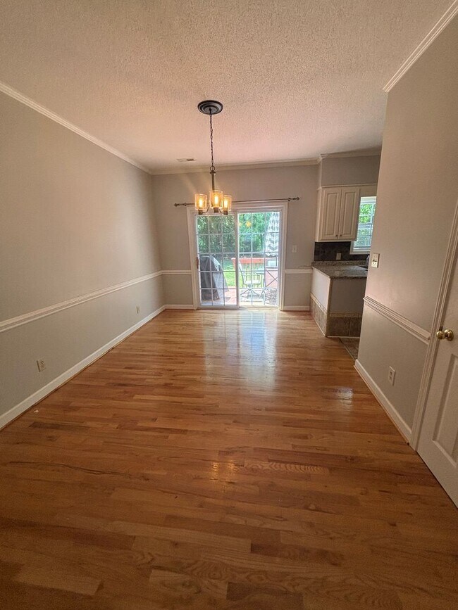 Foto del edificio - Beautifully Maintained Townhome In The Heart Of Town!