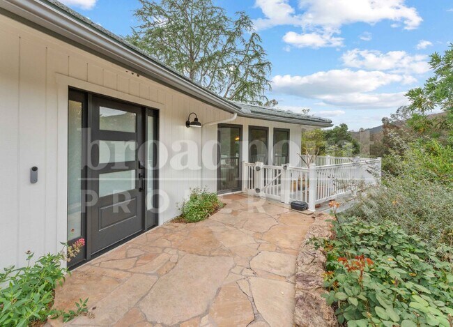 Foto del edificio - 2113 Sleepy Hollow Rd