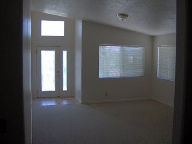 Foto del edificio - 3 Bedroom, 2 Bathroom Home on Truman Drive