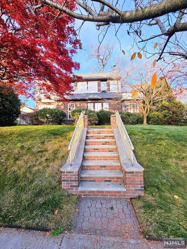 Primary Photo - 264 Holmes St