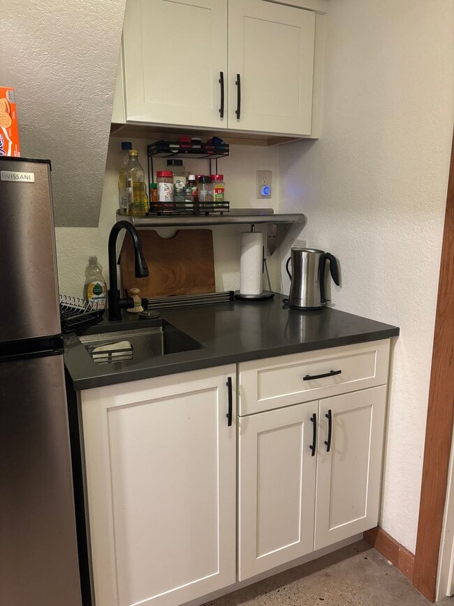 Building Photo - Private bedroom, bath and living room with a kitchenette in the lower 1/3 of Louisville tri-level...