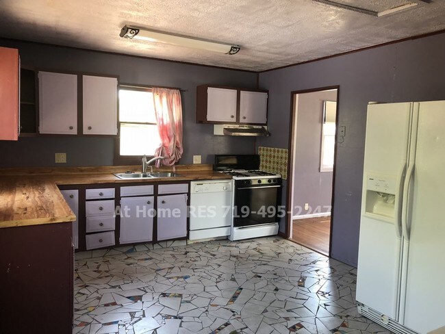 Building Photo - 528 E Cheyenne Rd Colorado Springs CO 80905