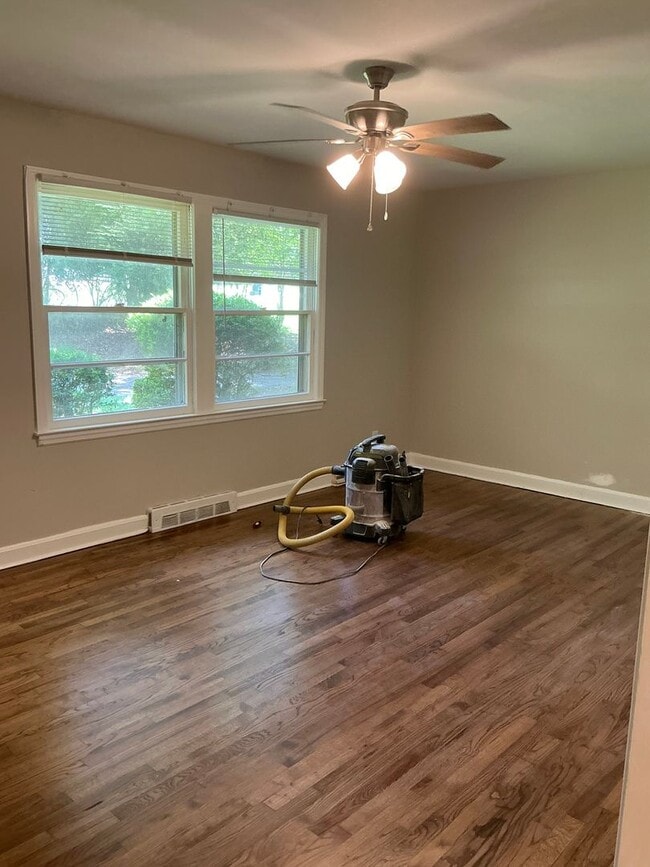 Building Photo - **COMING SOON! Beautiful Remodel In Progre...