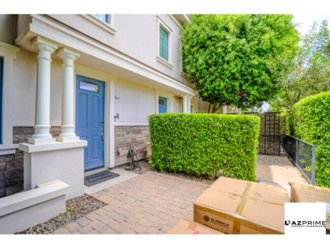 Building Photo - Live Modern in Phoenix With this Spacious 3/2.5 Townhome Designed for Comfort and Functionality.