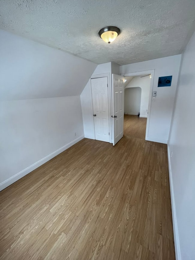 Building Photo - Spacious 3-bedroom, 1-bathroom apartment in a fantastic downtown location!