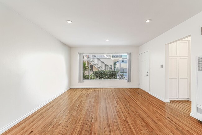 Building Photo - 809 Flora Dr