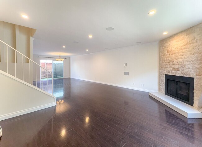 Foto del edificio - Controlled Access Complex | Townhouse 3BD/...