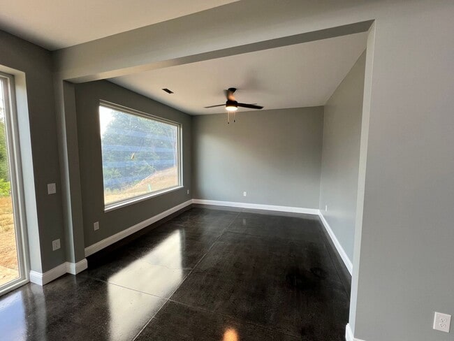 Building Photo - 2911 Evergreen Ln SW