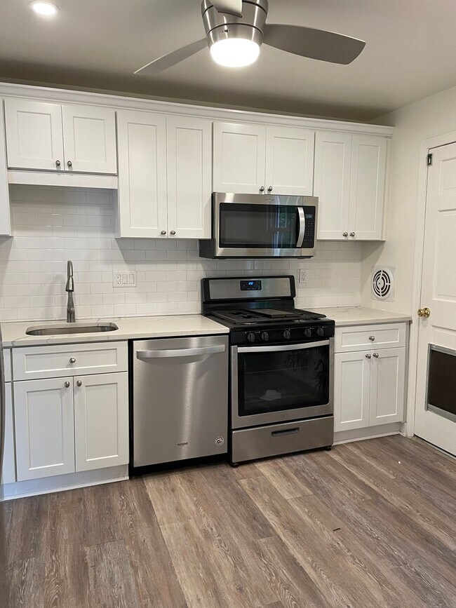 Foto del edificio - Spacious 4-Bedroom, 3-Bathroom Home in a G...